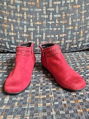 COMFORTVIEW Farren Red Suede Feel Zippered Ankle Boot sz 9.5 Women NWOT